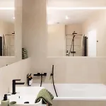 Grand - Luxury With Free Parking * 布拉迪斯拉发