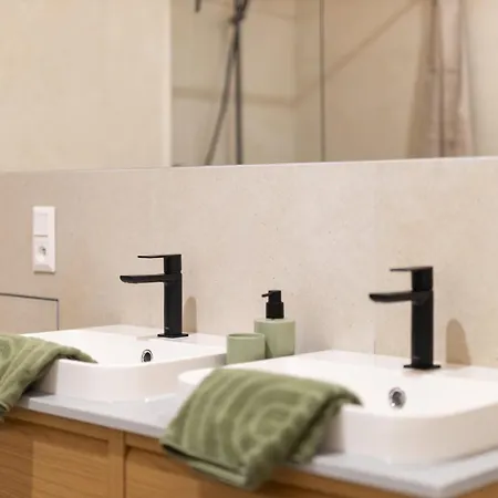 Grand - Luxury With Free Parking アパート *