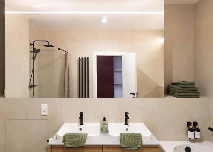 Grand - Luxury With Free Parking Apartmán